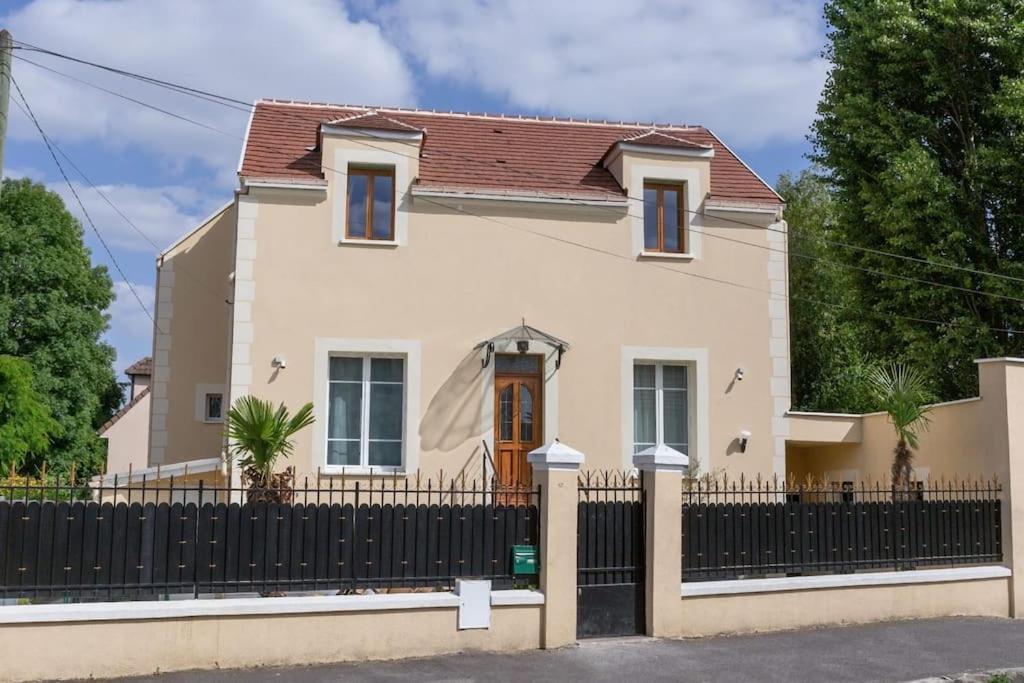 Joli Appartement De Vacances Écouen Екстериор снимка